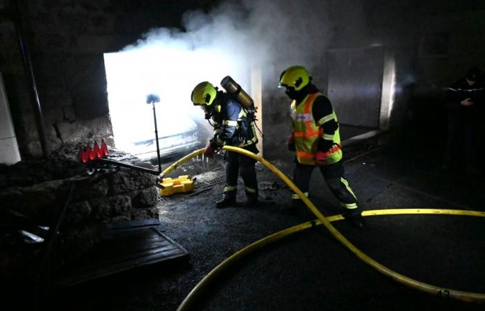 Scoppia un incendio nel garage di un edificio, un uomo gravemente ustionato