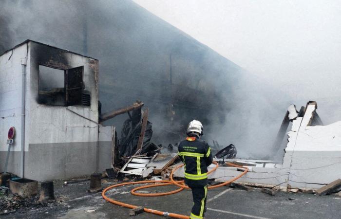 a Rennes i vigili del fuoco stanno ancora lottando contro l’incendio