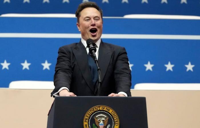 Sul palco davanti ai sostenitori di Trump: eccitazione per lo strano gesto di Musk