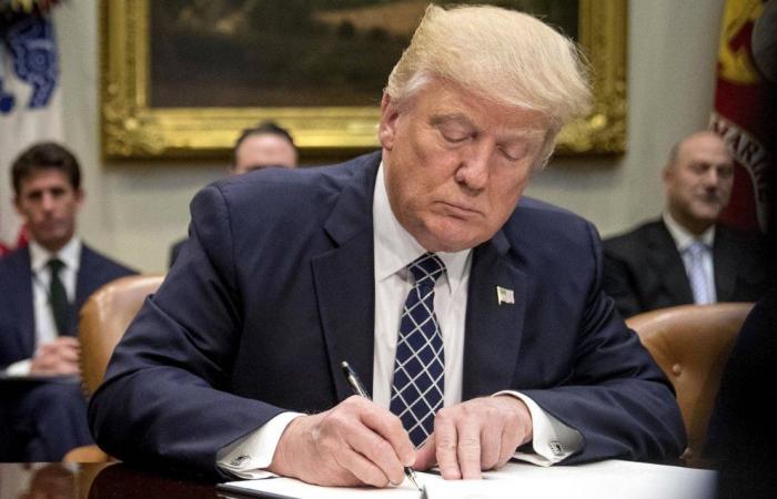 Donald Trump firma il ritiro degli Stati Uniti dall’OMS e dall’Accordo di Parigi