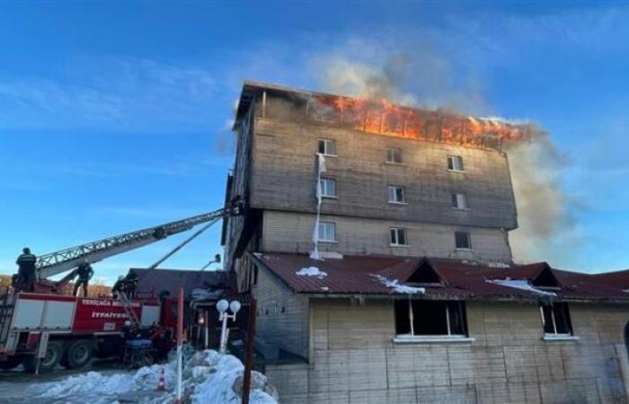 10 morti, 32 feriti nell’incendio di un hotel nella stazione sciistica