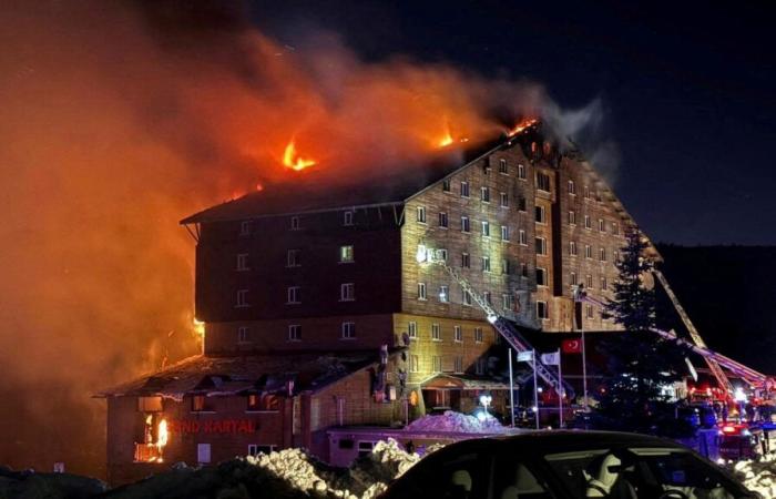 10 persone muoiono nell’incendio di una stazione sciistica