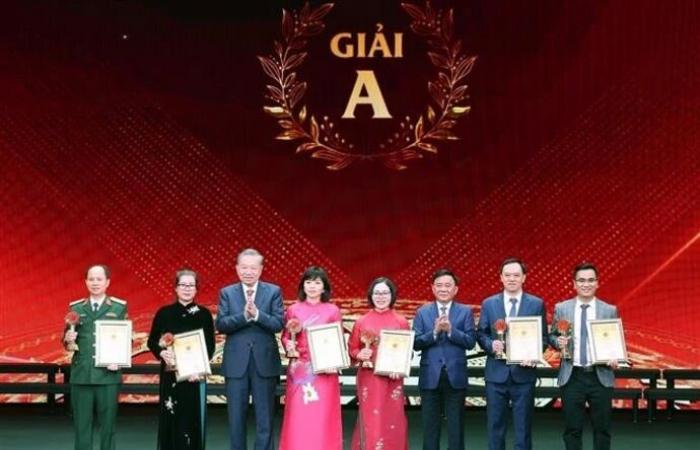 Il leader Tô Lâm si congratula con i vincitori del Premio giornalistico per la costruzione del partito