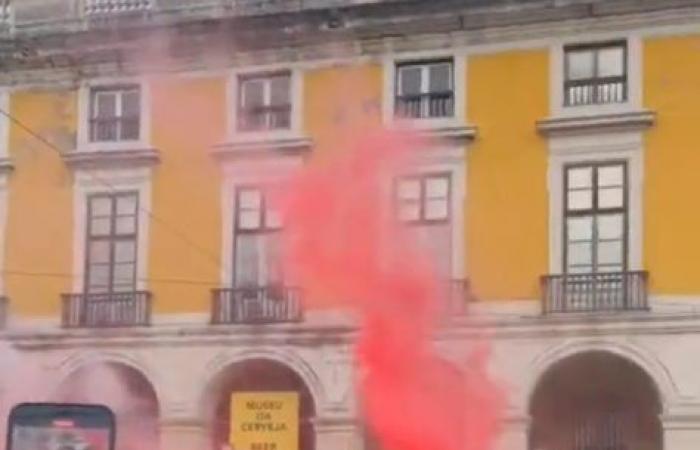 I tifosi del Barcellona infiammano l’atmosfera fuori dallo stadio del Benfica