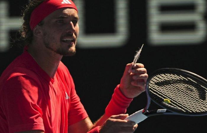 Zverev si lamenta quando una piuma ritarda il gioco degli Australian Open