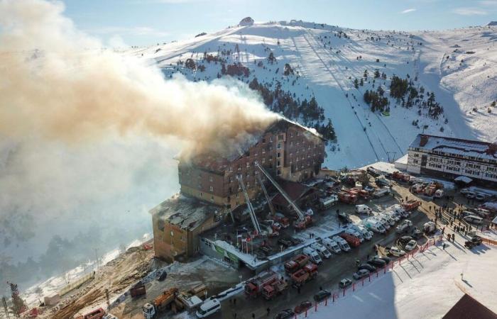 almeno 66 morti nell’incendio di un hotel in una stazione sciistica