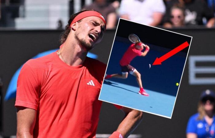 Momento pazzesco in cui una PIUMA interrompe il gioco mentre Alexander Zverev chiede all’arbitro “sei pazzo?” in uno strano dramma agli Australian Open