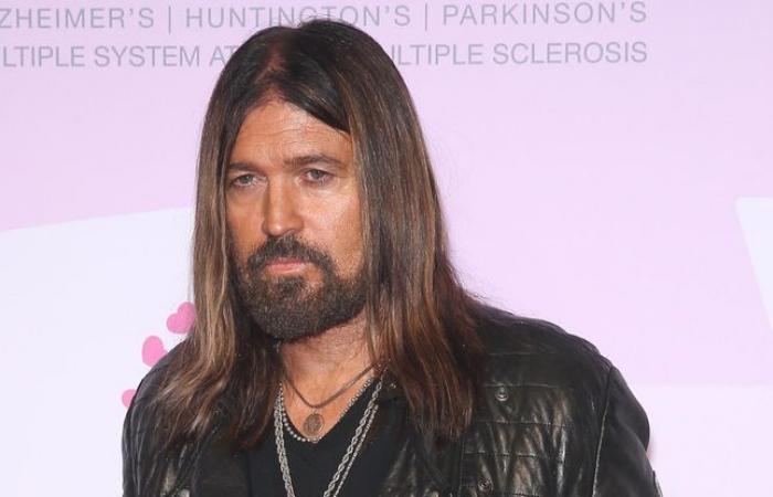 Il concerto di Billy Ray Cyrus per Donald Trump è stato definito dagli internauti un “disastro”.