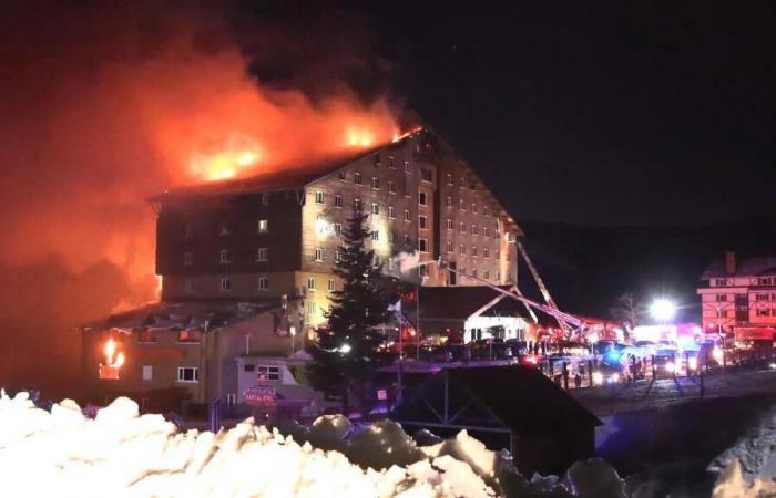 l’incendio in un albergo in alta quota lascia decine di morti, le immagini terrificanti