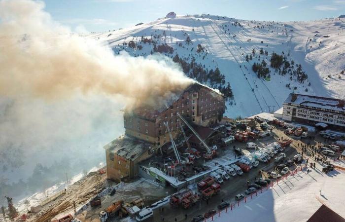 In Türkiye, l’incendio di un hotel uccide almeno 66 persone in una stazione sciistica