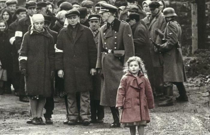 perché la bambina con il cappotto è vestita di rosso in questo film in bianco e nero?