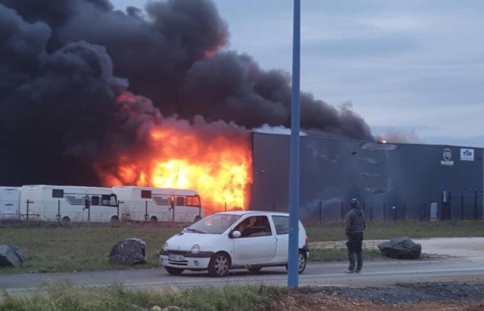 violento incendio presso la concessionaria di camper LDL di Benet