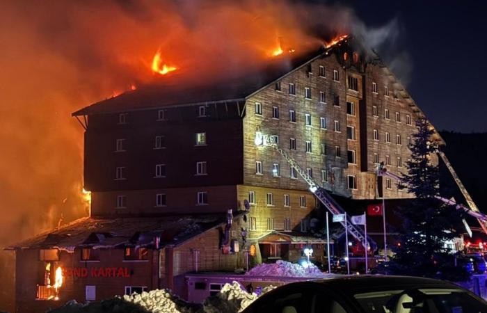 Almeno 66 morti in un incendio nella stazione sciistica turca