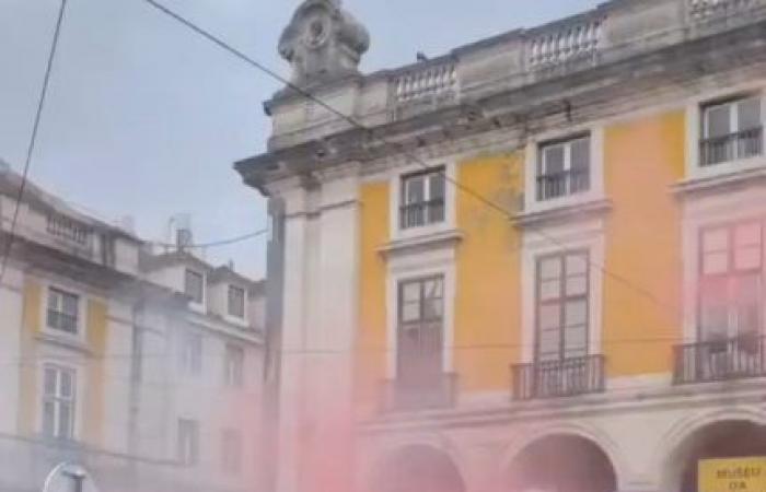 I tifosi del Barcellona infiammano l’atmosfera fuori dallo stadio del Benfica