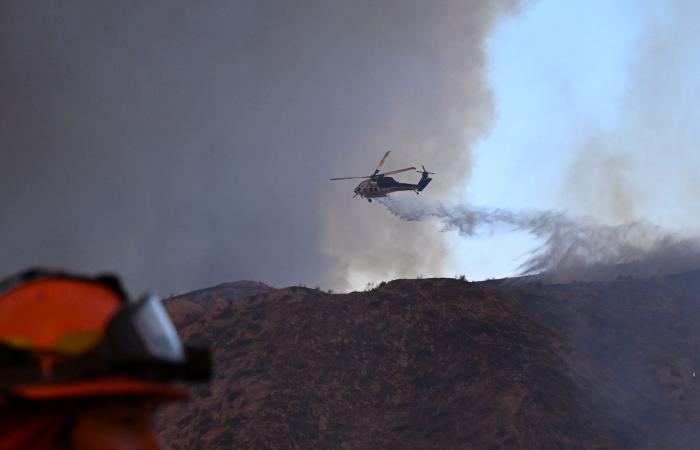 Nuovo violento incendio vicino Los Angeles, migliaia di evacuazioni