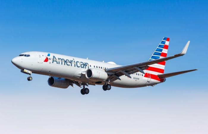 Il Boeing 737 MAX 8 dell’American Airlines fa esplodere entrambi i pneumatici durante l’atterraggio all’aeroporto internazionale di Kingston Argyle