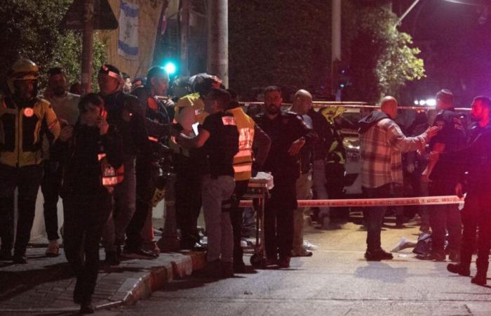 cinque persone ferite, una gravemente, in un attacco a coltellate a Tel Aviv