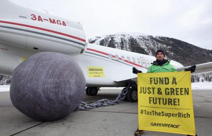 Gli attivisti di Greenpeace sequestrano i jet privati ​​del WEF