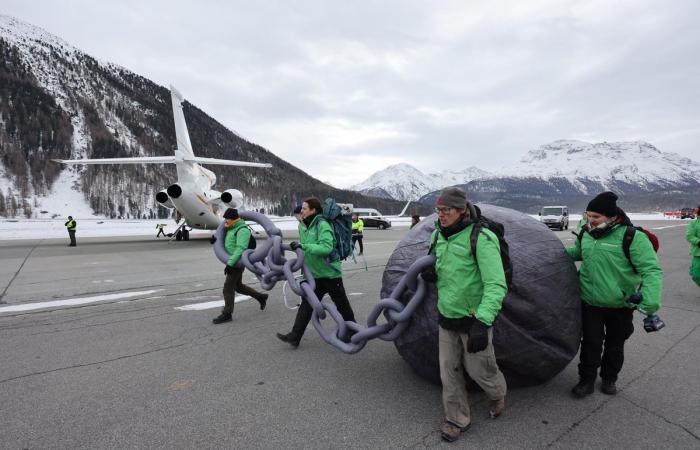 Gli attivisti di Greenpeace sequestrano i jet privati ​​del WEF