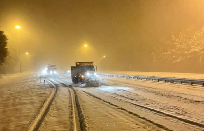 Gli equipaggi della Florida lavorano per liberare le strade durante una pericolosa tempesta invernale