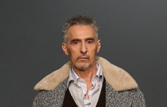 Alla sfilata Zegna l’attore John Turturro fa scalpore