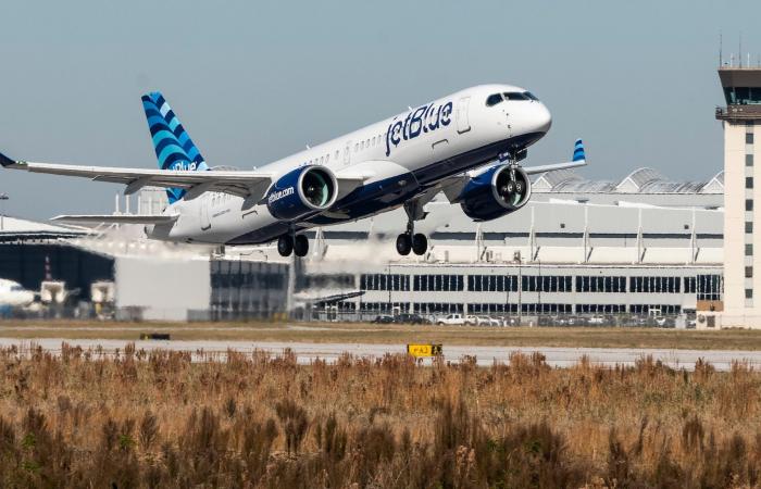 Il Boeing 737 MAX 8 dell’American Airlines fa esplodere entrambi i pneumatici durante l’atterraggio all’aeroporto internazionale di Kingston Argyle