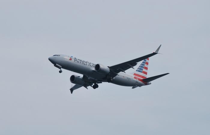 Il Boeing 737 MAX 8 dell’American Airlines fa esplodere entrambi i pneumatici durante l’atterraggio all’aeroporto internazionale di Kingston Argyle