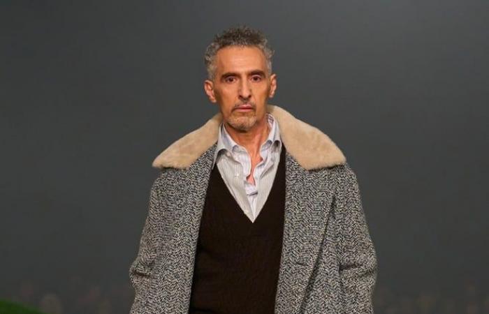 Alla sfilata Zegna l’attore John Turturro fa scalpore