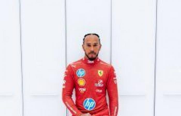 Scopri la nuova tuta e il casco di Lewis Hamilton da Ferrari