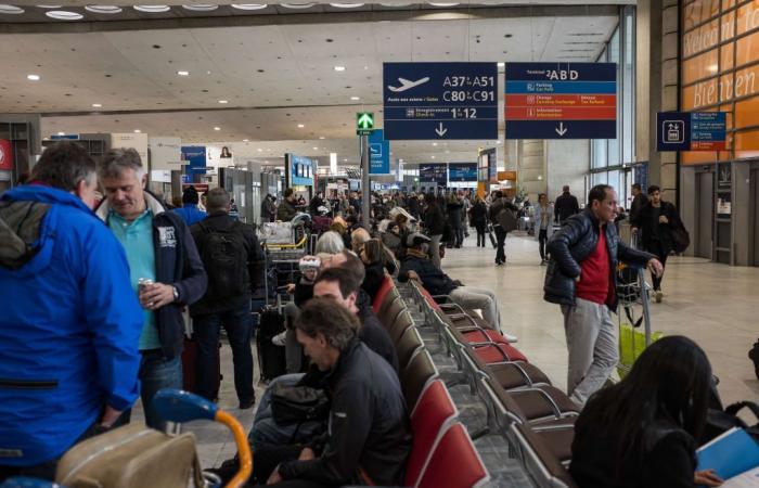 volantini che incoraggiano le persone a prevenire le espulsioni distribuiti all’aeroporto Charles-de-Gaulle