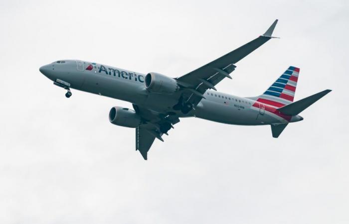 Il Boeing 737 MAX 8 dell’American Airlines fa esplodere entrambi i pneumatici durante l’atterraggio all’aeroporto internazionale di Kingston Argyle