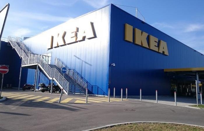 Incendio all’IKEA: evacuato il palazzo