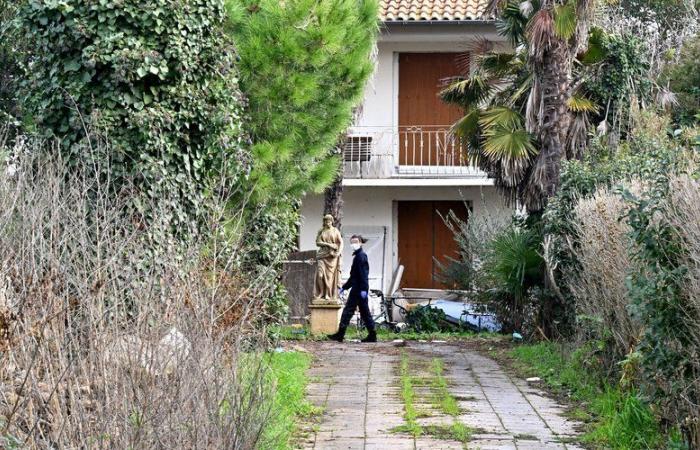 Muore in ospedale un uomo di 83 anni trovato morente e mezzo nudo nel suo giardino, uomo in custodia di polizia per omicidio