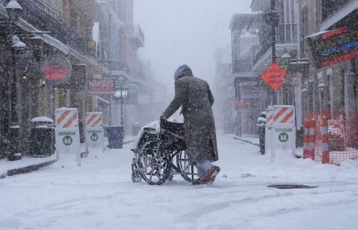 La tempesta che ha portato una neve da record a New Orleans colpisce la Florida, in Carolina