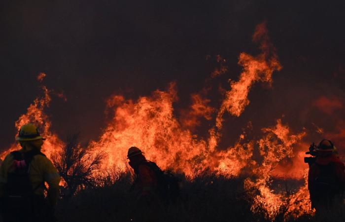 Nuovo violento incendio vicino Los Angeles, migliaia di evacuazioni