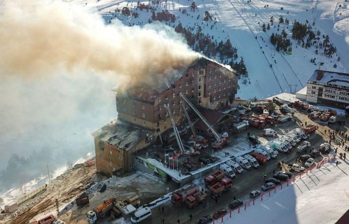 La rabbia dopo la morte di 79 persone in un albergo di montagna