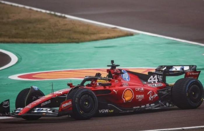 22 GENNAIO 2025. STORIA LEWIS HAMILTON GUIDA E GUIDA BENE LA SUA FERRARI A FIORANO