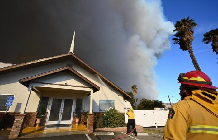 Nuovo violento incendio vicino Los Angeles, migliaia di evacuazioni