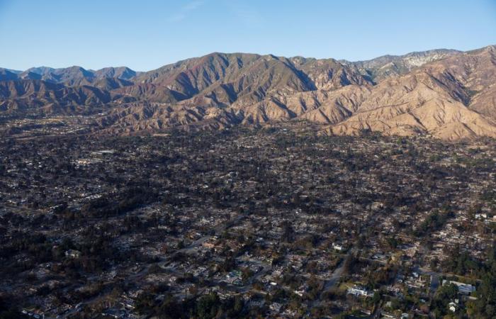 Le viste aeree mostrano cenere e macerie dalle zone degli incendi di Los Angeles – 23/01/2025