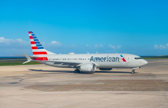 Il Boeing 737 MAX 8 dell’American Airlines fa esplodere entrambi i pneumatici durante l’atterraggio all’aeroporto internazionale di Kingston Argyle