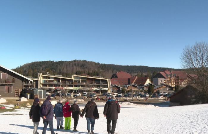 Questi anziani scoprono per la prima volta la neve grazie ai Petits Frères des Pauvres