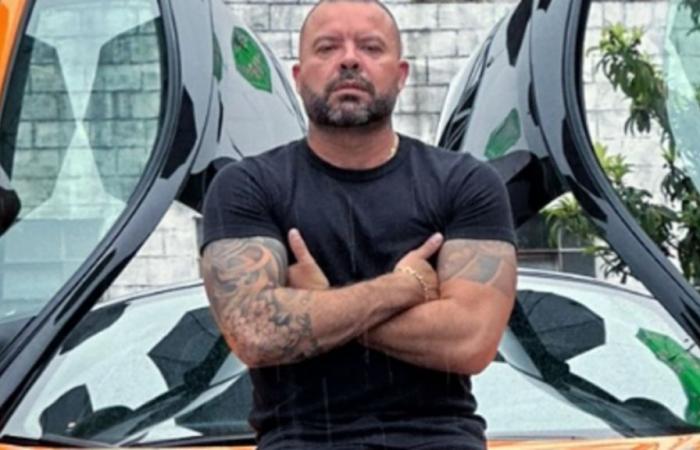 L’influencer Ricardo Godoi muore a 45 anni durante l’anestesia per un tatuaggio