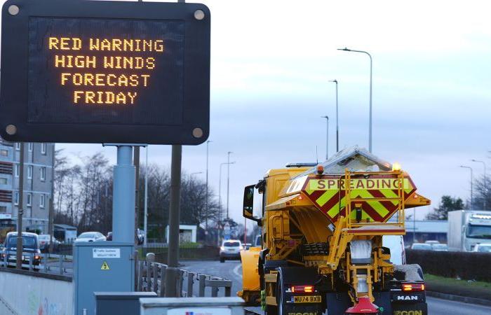 Il ciclone “bomba” si avvicina all’Irlanda e ad alcune parti del Regno Unito mentre le scuole e i trasporti pubblici vengono chiusi