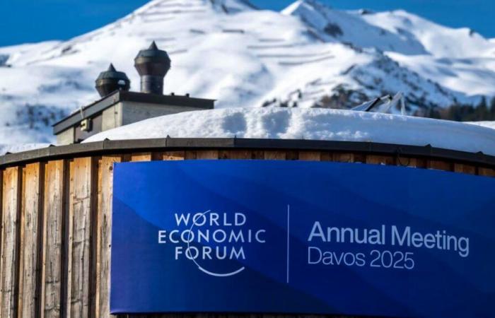 Donald Trump sale virtualmente sul palco di Davos