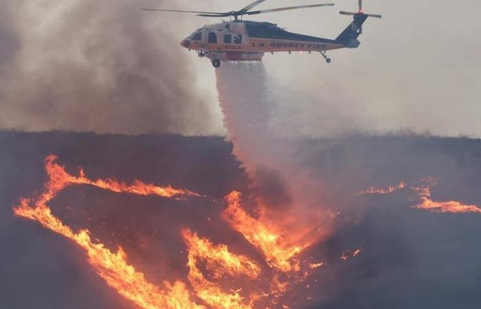 immagini del nuovo violento incendio nella zona nord della città, migliaia di residenti evacuati