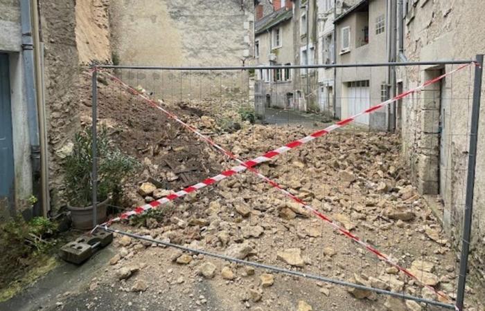 un muro crolla vicino al mastio di Châtillon-sur-Indre