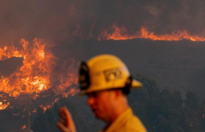 Decine di migliaia di persone hanno detto di evacuare mentre un nuovo incendio infuria a nord di Los Angeles