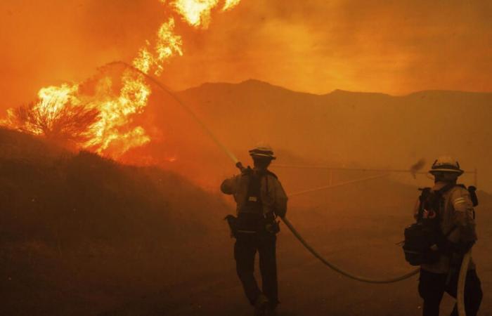 un nuovo incendio costringe migliaia di persone a evacuare le loro case a Los Angeles