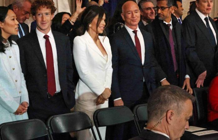 Quando Zuckerberg osserva il décolleté della moglie di Bezos