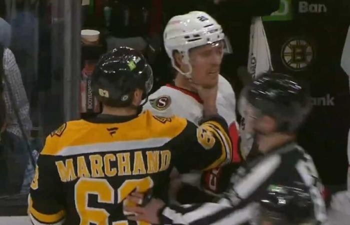 Brad Marchand prende un avversario in gola